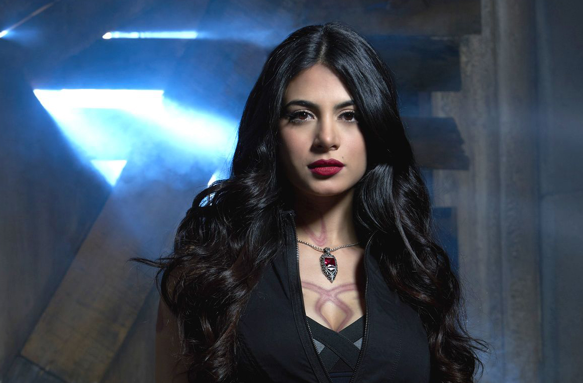 Emeraude Toubia som Isabelle Lightwood i Shadowhunters: The Mortal Instrume...